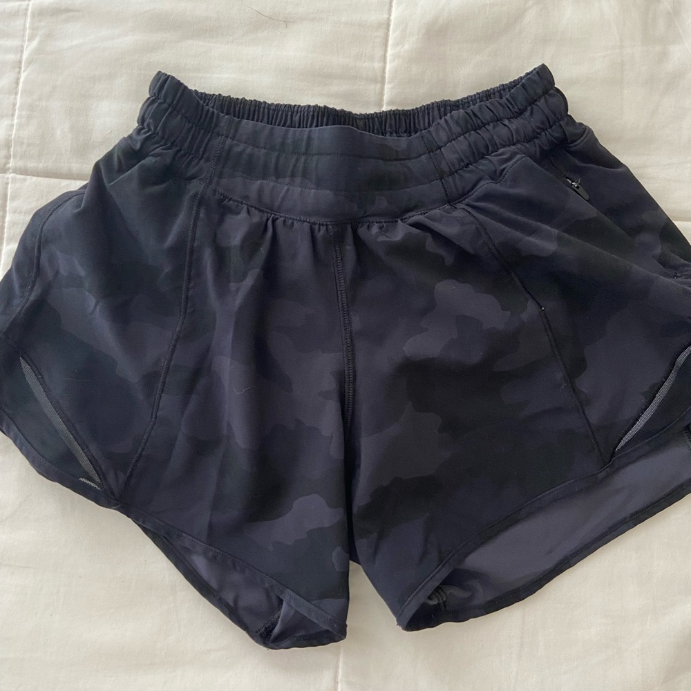 4 Inch Low Rise Lululemon Hotty Hot Shorts in Black Camo